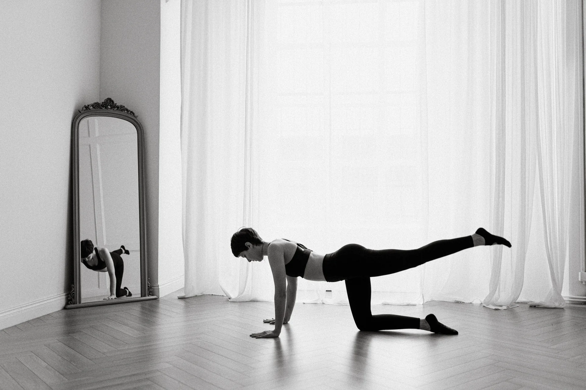 Praktyka Pilates przy oknie